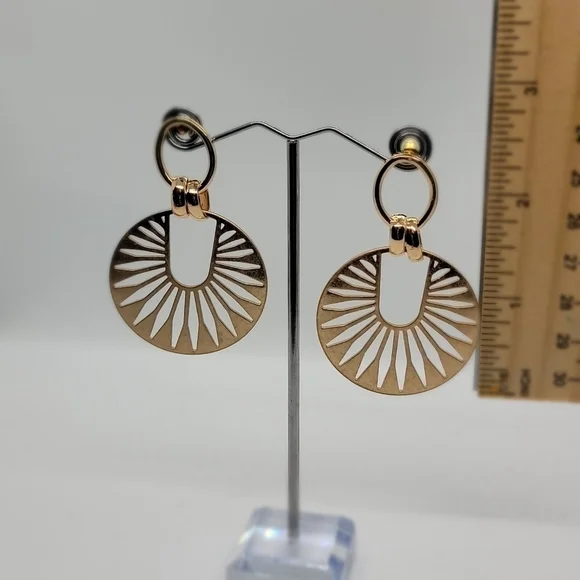 Gold colored earrings - Picture 2 of 3
